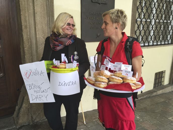 Demonstrace před Poslaneckou sněmovnou, která má rozhodnout o vyslovení důvěry vládě. Protestující upozorňují především na fakt, že se k moci poprvé od listopadové revoluce dostanou komunisté.