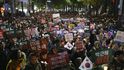 Demonstrace v Soulu proti prezidentce. Lidé volají "demisi, demisi" a je jich několik stovek tisíc.