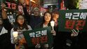 Demonstrace v Soulu proti prezidentce. Lidé volají "demisi, demisi" a je jich několik stovek tisíc.