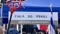 Petice na demonstraci SPD: Fiala do pekel. Petice na demonstraci SPD: Fiala do pekel.