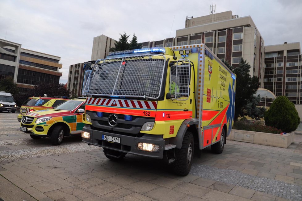 Provizorní stanoviště záchranné služby. V něm byli ošetřováni zranění při násilné demonstraci na Staroměstském náměstí.