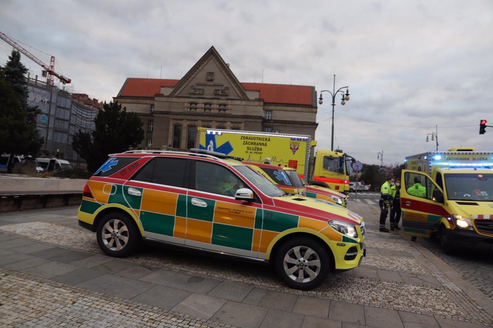 Provizorní stanoviště záchranné služby. V něm byli ošetřováni zranění při násilné demonstraci na Staroměstském náměstí.