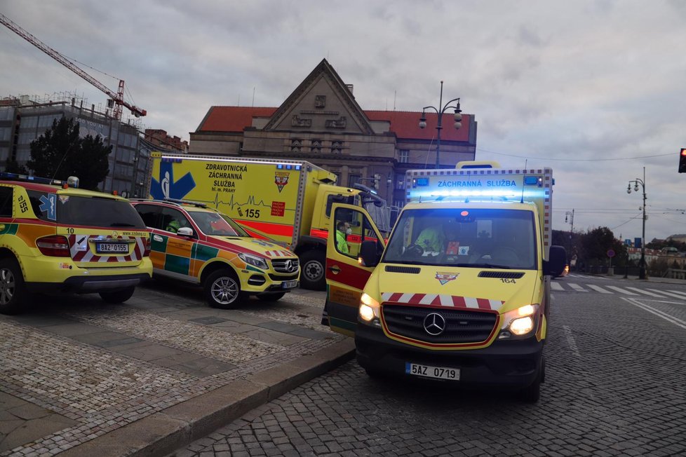 Provizorní stanoviště záchranné služby. V něm byli ošetřováni zranění při násilné demonstraci na Staroměstském náměstí.