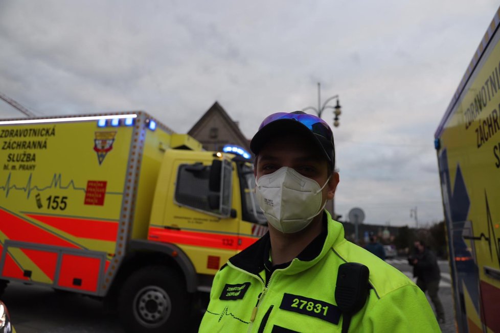 Provizorní stanoviště záchranné služby. V něm byli ošetřování zranění při násilné demonstraci na Staroměstském náměstí.