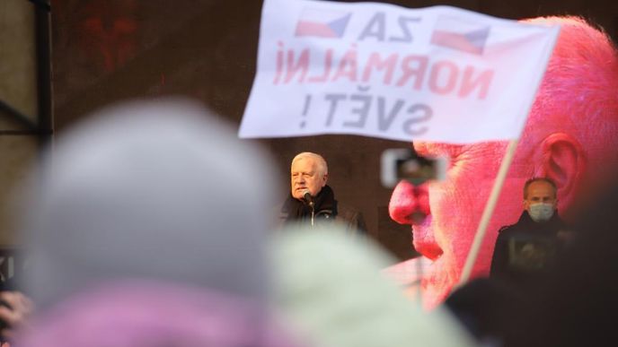 Průběh demonstrace proti vládním opatřením namířeným proti koronaviru. Vystoupil na ní například i Václav Klaus. (10. leden 2021)