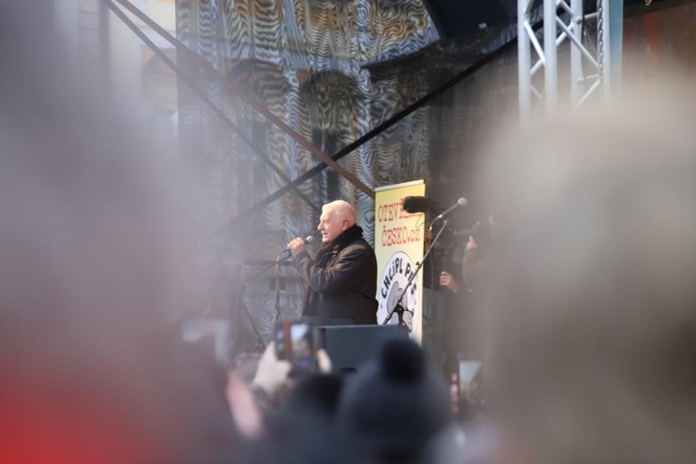 Průběh demonstrace proti vládním opatřením namířeným proti koronaviru. Vystoupil na ní například i Václav Klaus (10. leden 2021).