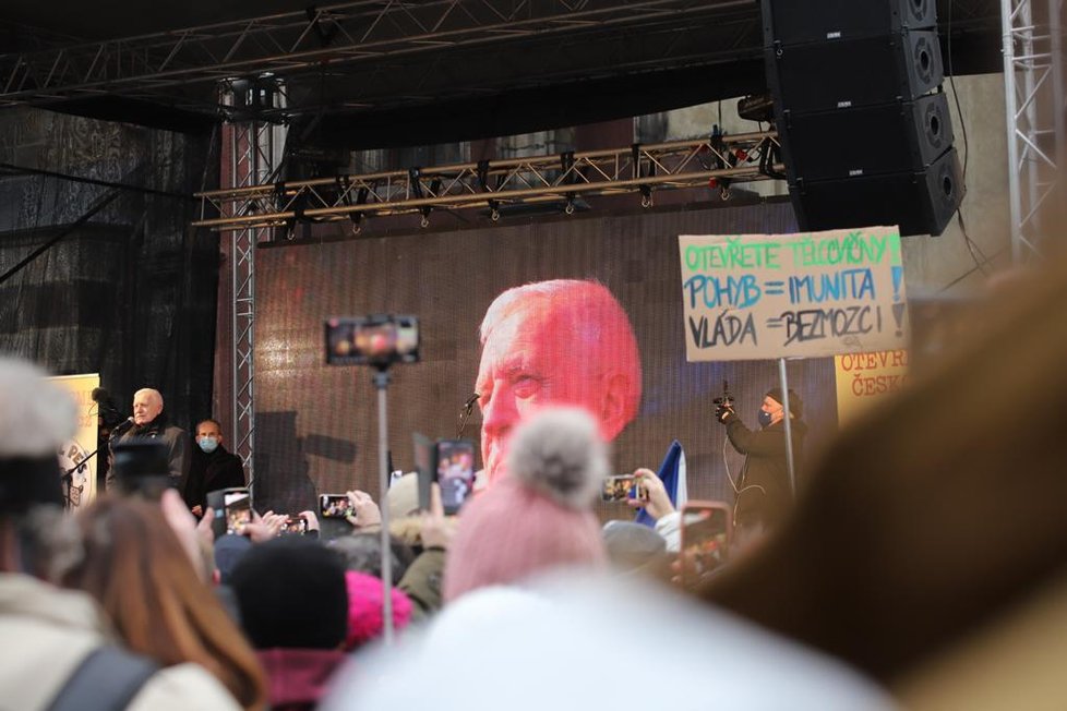 Průběh demonstrace proti vládním opatřením namířeným proti koronaviru. Vystoupil na ní například i Václav Klaus. (10. leden 2021)