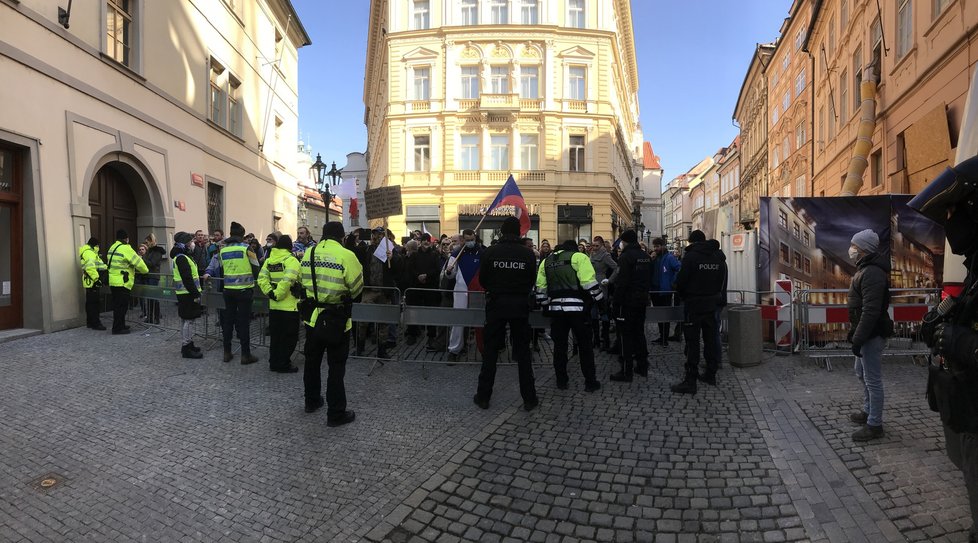 Průběh demonstrace proti vládním opatřením namířeným proti koronaviru na Staroměstském náměstí (7. březen 2021)