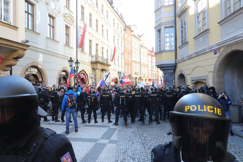 Průběh demonstrace proti vládním opatřením namířeným proti koronaviru na Staroměstském náměstí. (7. březen 2021)