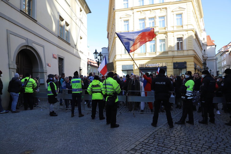Průběh demonstrace proti vládním opatřením namířeným proti koronaviru na Staroměstském náměstí. (7. březen 2021)