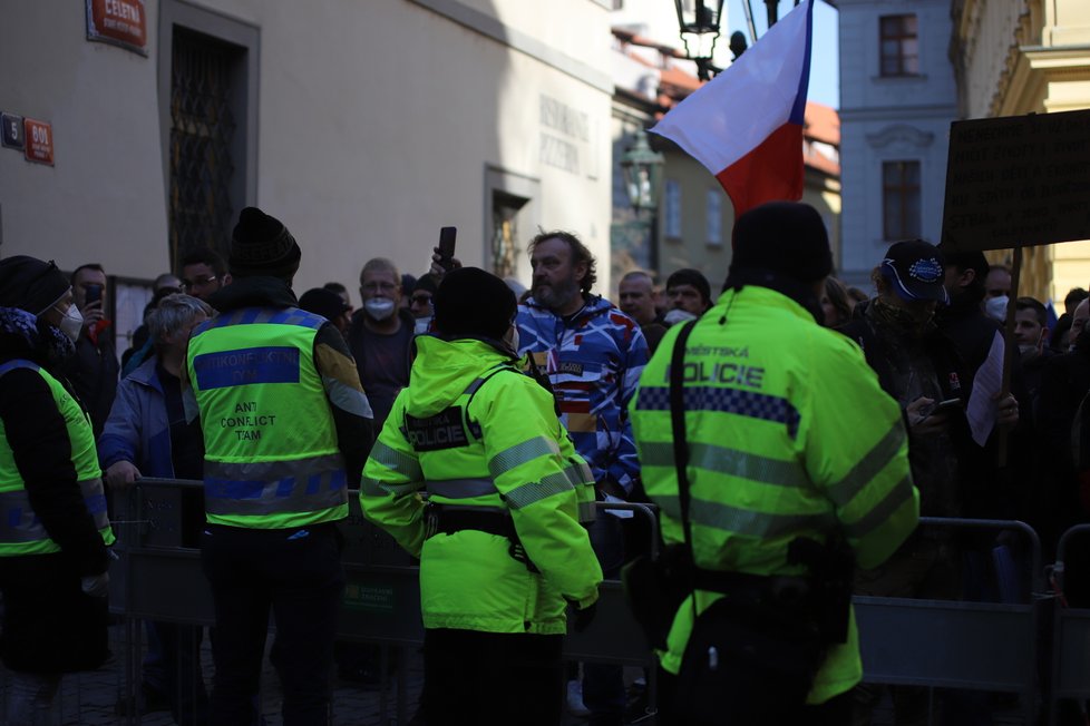 Průběh demonstrace proti vládním opatřením namířeným proti koronaviru na Staroměstském náměstí. (7. březen 2021)