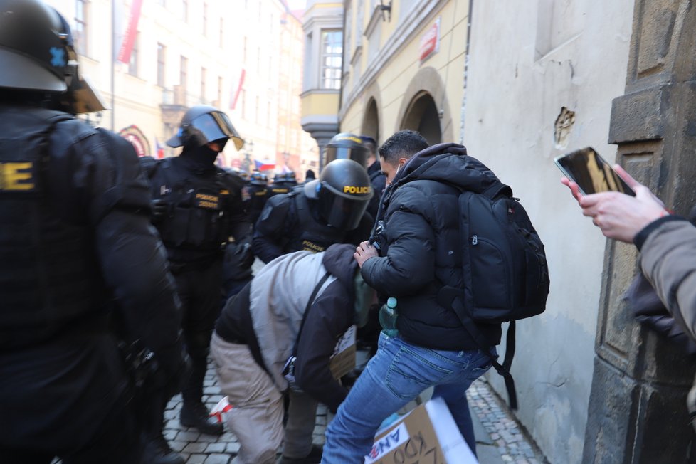 Průběh demonstrace proti vládním opatřením namířeným proti koronaviru na Staroměstském náměstí (7. březen 2021)