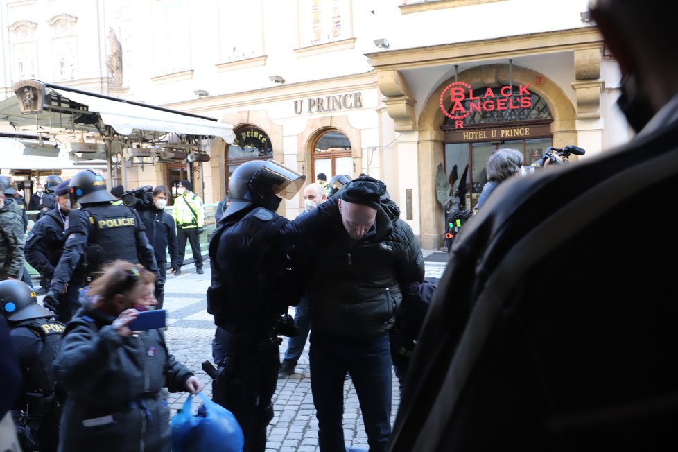 Průběh demonstrace proti vládním opatřením namířeným proti koronaviru na Staroměstském náměstí. (7. březen 2021)