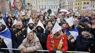 Babišův plán vyvolal odpor. Tisíce lidí zaplnily centrum Prahy kvůli veřejnoprávním médiím Babišův plán vyvolal odpor. Tisíce lidí zaplnily centrum Prahy kvůli veřejnoprávním médiím