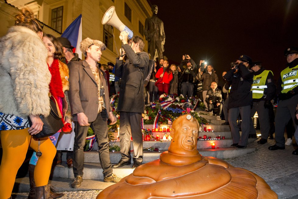 Demonstrace před Pražským hradem (28. 10. 2016)