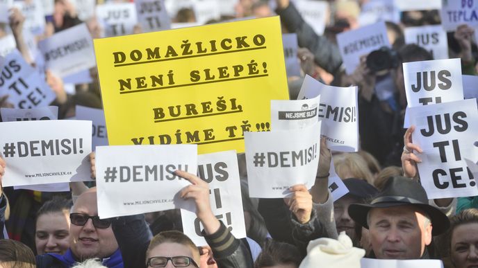 Jsou hesla na transparentech dostatečně přímočará? (fotka z druhé demonstrace).