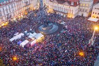 „Mají toho dost!“ Protestů proti vládě a rušení poplatků si všímají od USA po Indii