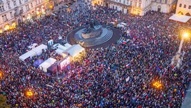 Demonstrace na podporu veřejnoprávních médií na Staroměstském náměstí (25.10.2026)