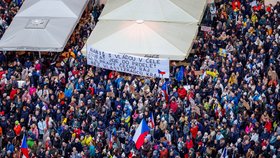 Demonstrace na podporu veřejnoprávních médií na Staroměstském náměstí (25.10.2026)