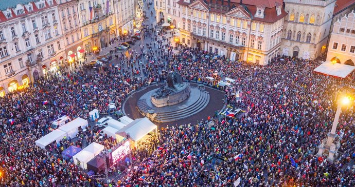 Demonstrace na podporu veřejnoprávních médií na Staroměstském náměstí (25.10.2026)