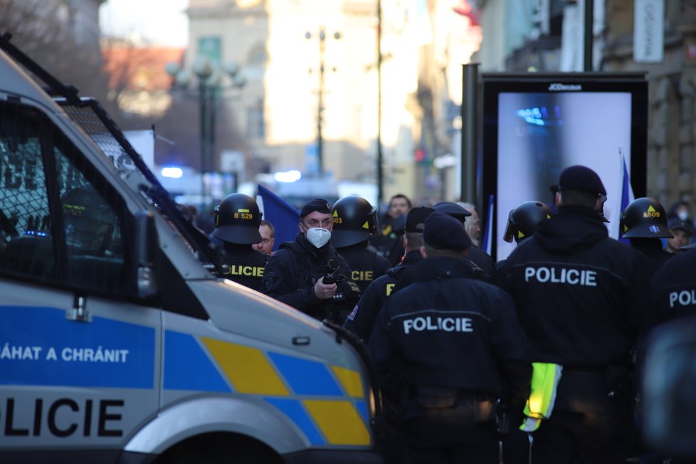 Průběh demonstrace proti vládním opatřením namířeným proti koronaviru v centru Prahy v ulici Na Příkopě. (7. březen 2021)