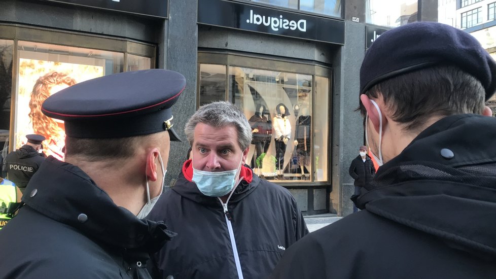 Průběh demonstrace proti vládním opatřením namířeným proti koronaviru v centru Prahy v ulici Na Příkopě (7. březen 2021)