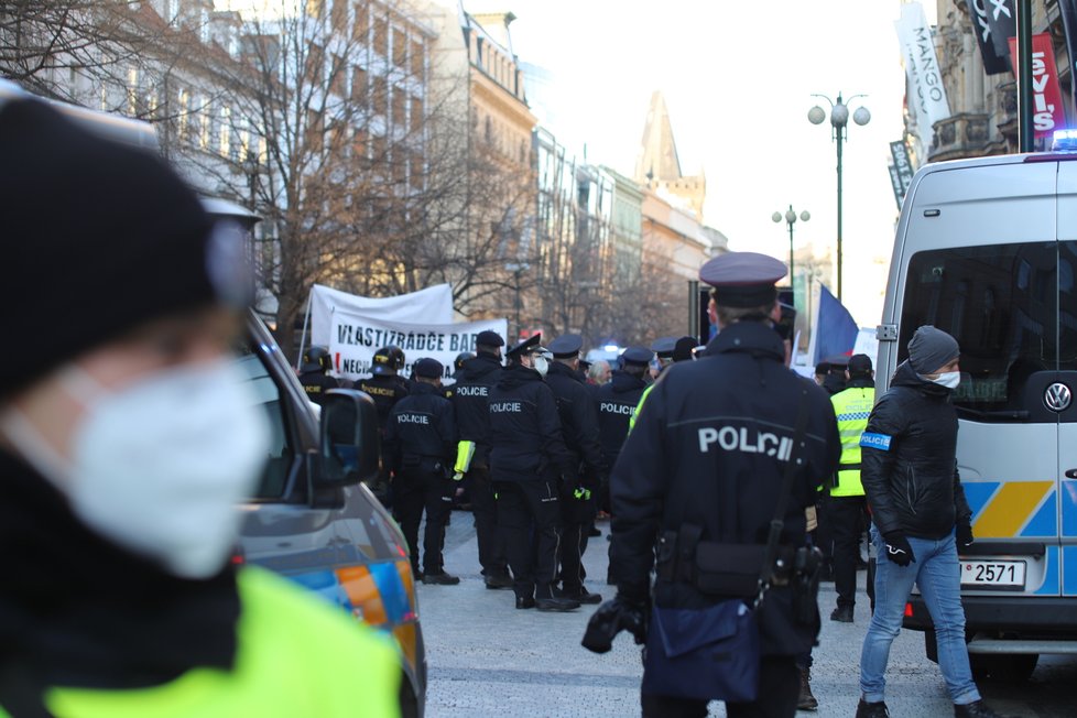 Průběh demonstrace proti vládním opatřením namířeným proti koronaviru v centru Prahy v ulici Na Příkopě (7. březen 2021)
