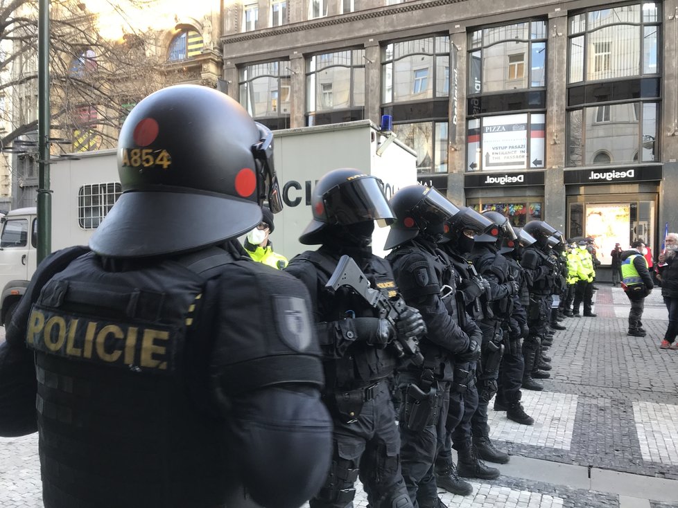 Průběh demonstrace proti vládním opatřením namířeným proti koronaviru v centru Prahy v ulici Na Příkopě (7. březen 2021)