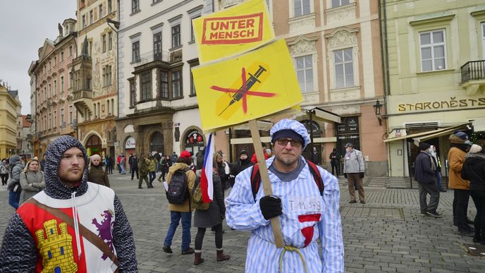 Jakou strategii mají strany ucházející se o naše hlasy pro další život s koronavirem? Snímek z jedné z demonstrací proti vládním opatřením.