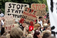 Studenti protestovali: Létala i rajčata!