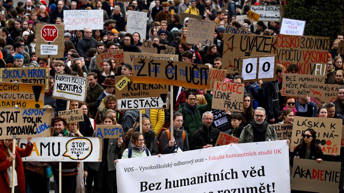 Protestu za podfinancování VŠ se dnes v Praze účastní stovky lidí