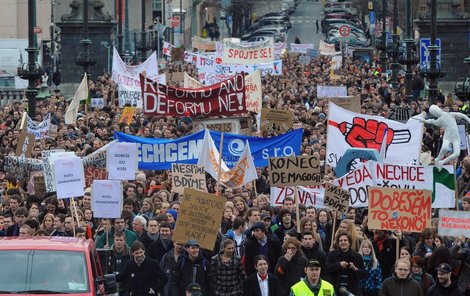 Tisíce studentů v ulicích Prahy skandovaly proti ministru Dobešovi.