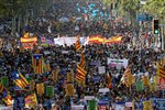 Demonstrace v Barceloně, která měla symbolizovat jednotu Španělska proti terorismu, se zúčasnily tisíce lidí. Jednotu, kterou mělo shromáždění vyjádřit, ale narušovaly vlajky Katalánka, nikoliv celého Španělska.