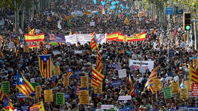 Demonstrace v Barceloně, která měla symbolizovat jednotu Španělska proti terorismu, se zúčasnily tisíce lidí. Jednotu, kterou mělo shromáždění vyjádřit, ale narušovaly vlajky Katalánka, nikoliv celého Španělska.