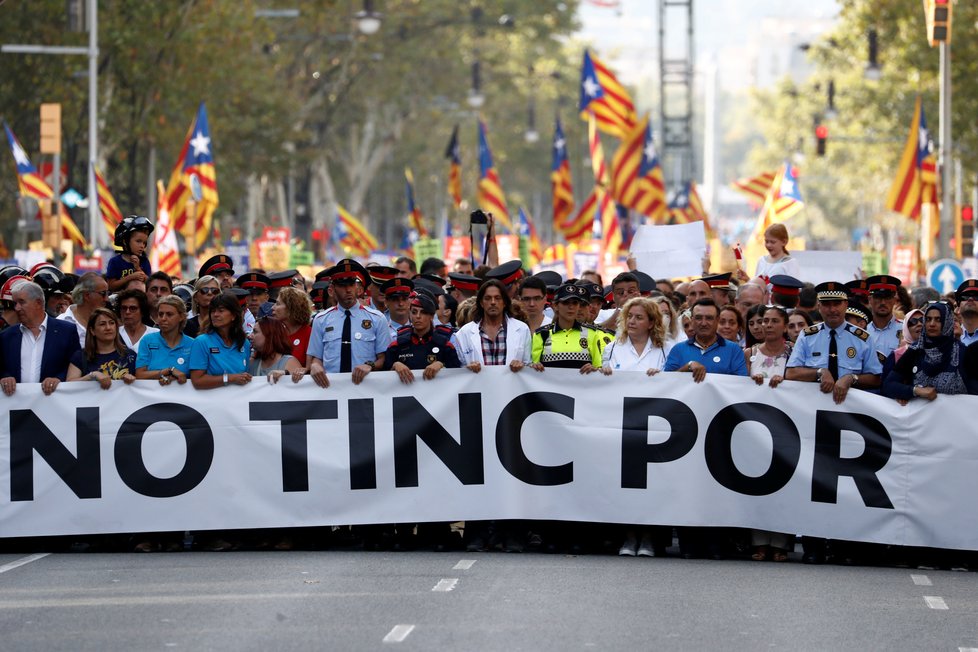 Demonstrace v Barceloně, která měla symbolizovat jednotu Španělska proti terorismu, se zúčasnily tisíce lidí. Ústředním sloganem bylo „Nebojíme se“.