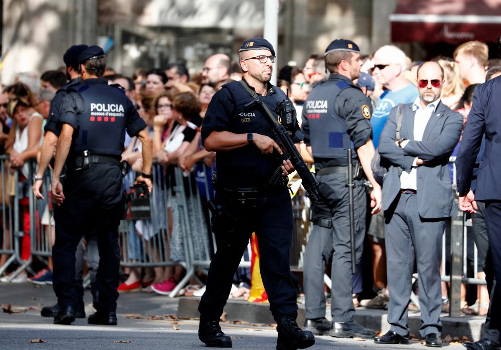 Demonstrace v Barceloně, která měla symbolizovat jednotu Španělska proti terorismu, se zúčasnily tisíce lidí. Ústředním sloganem bylo „Nebojíme se“.