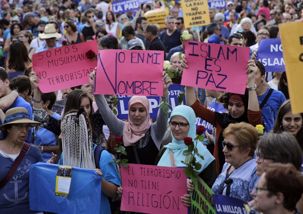 Skupina žen drží nápisy „Jsme muslimové, ne teroristé“,„Islám je mír“ nebo „Ne v mém jménu“.