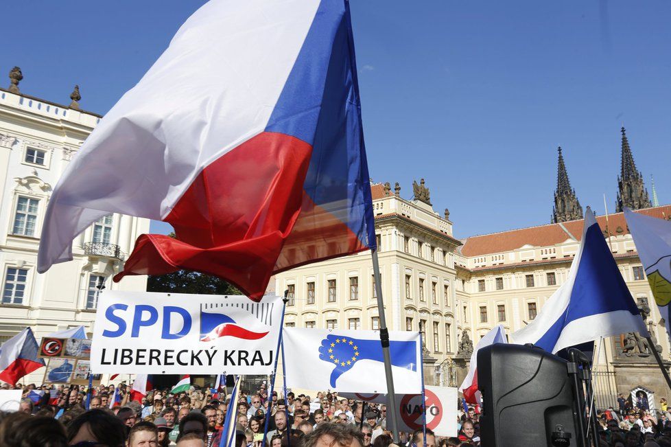 Protiislámská demonstrace okamurovců na Hradčanském náměstí (28. září 2015)