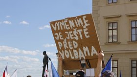 Protiislámská demonstrace Okamurovců na Hradčanském náměstí (28. září 2015)