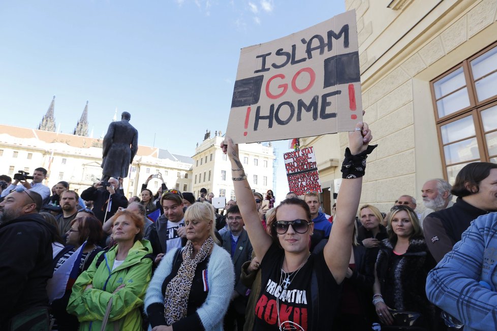 Protiislámská demonstrace okamurovců na Hradčanském náměstí (28. září 2015)