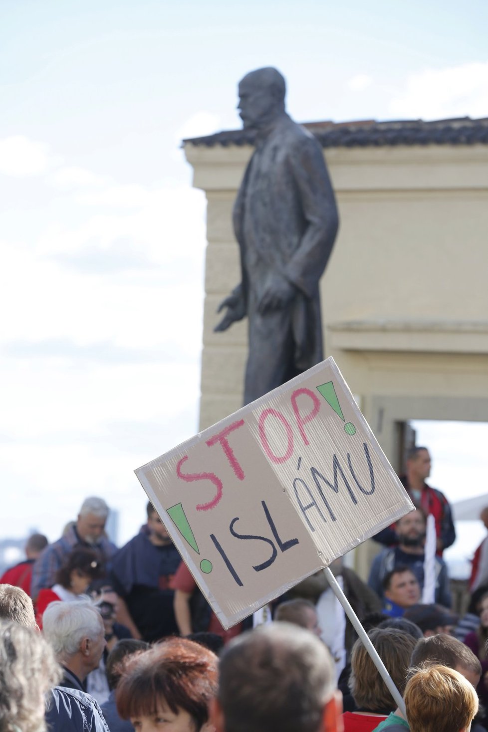 Protiislámská demonstrace okamurovců na Hradčanském náměstí (28. září 2015)