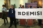 Demisi. Demonstranti se pustili do ANO přímo ve Sněmovně