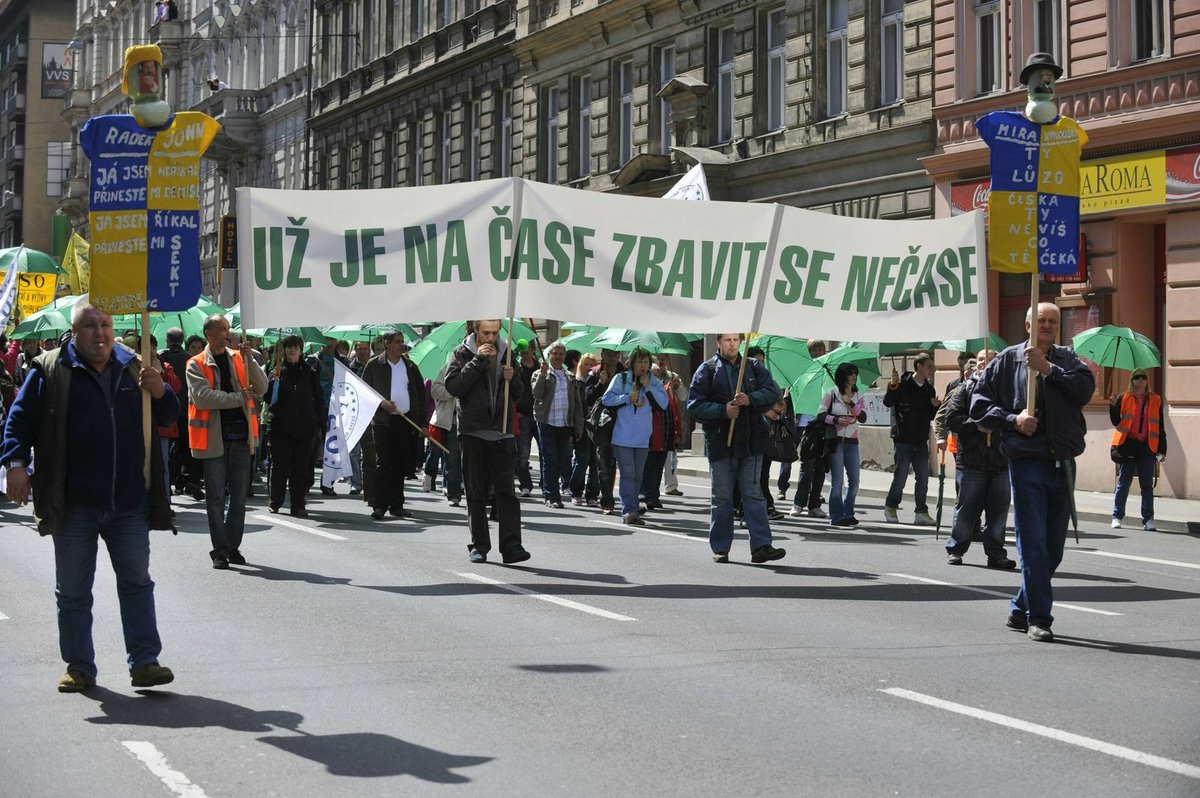 Nespokojenci si zarýmovali na účet premiéra Petra Nečase.