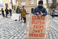 „Odstřihněte Rusy od SWIFT!“ Žádají demonstranti před německou ambasádou v Praze