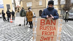 Demonstranti požadovali před německou ambasádou odstřižení Ruska od systému SWIFT,