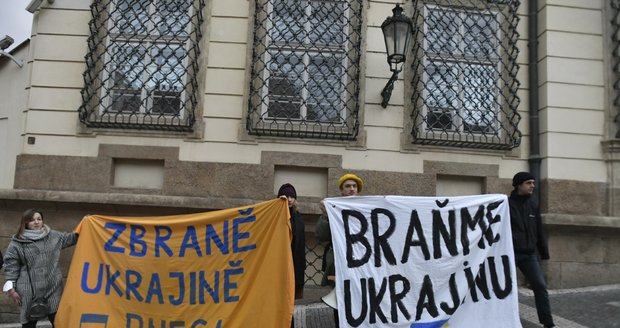 Demonstranti požadovali před německou ambasádou odstřižení Ruska od systému SWIFT,