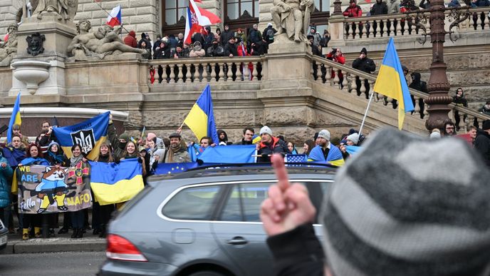 Demonstranti proti bídě požadovali odstranění ukrajinských vlajek z Národního muzea - ilustrační snímek