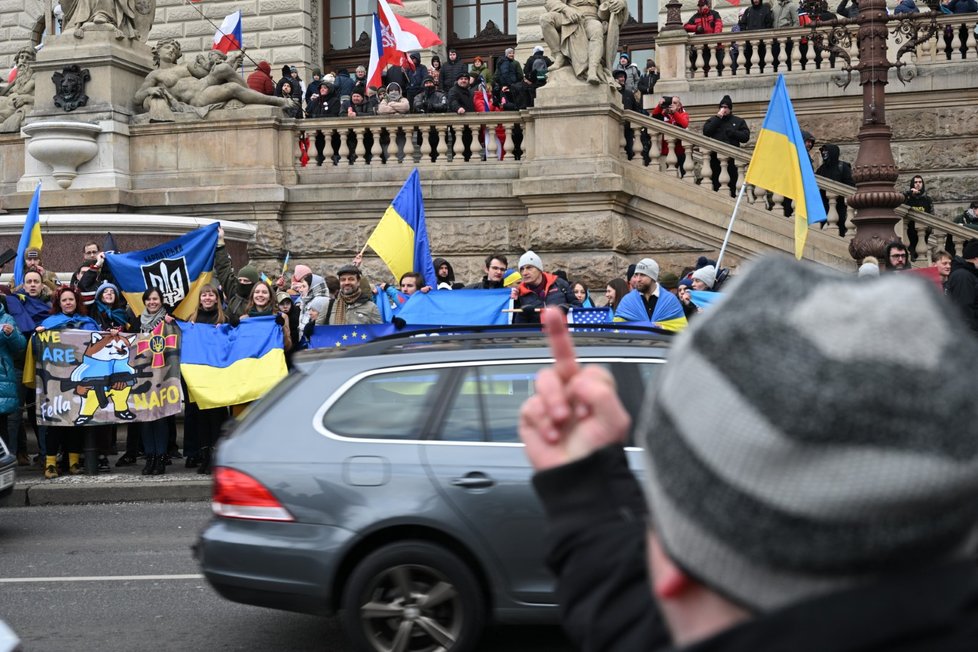Demonstranti proti bídě požadovali odstranění ukrajinských vlajek z Národního muzea.