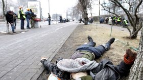 Během krvavého únorového dne při demonstracích na Ukrajině ležely v ulicích Kyjeva desítky mrtvol