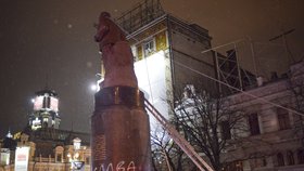 Svržení sochy Lenina na Besarabském náměstí v Kyjevě